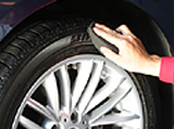 タイヤの艶出し 劣化したタイヤに輝きを与え、足元を引き締めます。