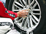 タイヤホイールの洗浄 こびり付いたブレーキダストもきれいに除去。もちろんホイールの内側も洗浄。