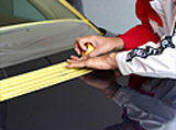 マスキングをして塗装の薄いエッジや樹脂部分を保護。